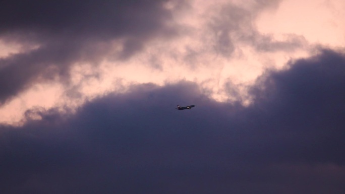 飞机飞行航班飞过天空云海天空云朵