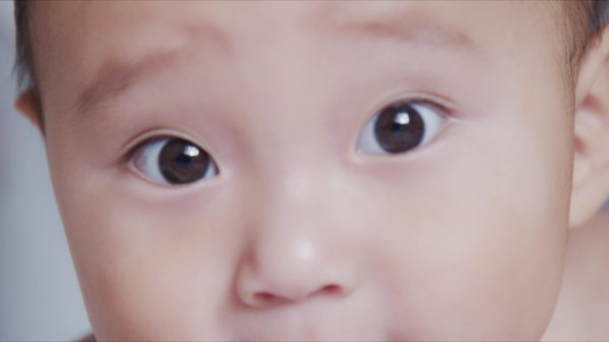 宝宝健康成长眼睛特写孩子抚触