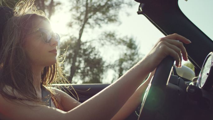 年轻女子驾驶敞篷车