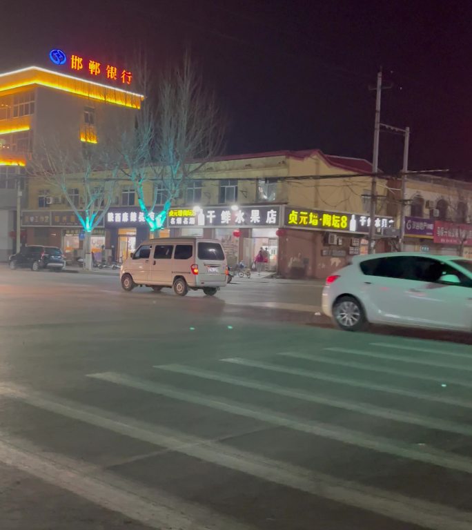 小县城十字路口行人车辆夜景实拍