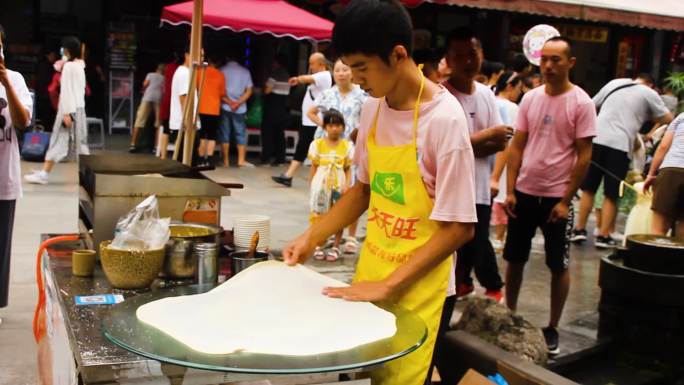 实拍游客现场制作印度飞饼三道堰文昌街古镇