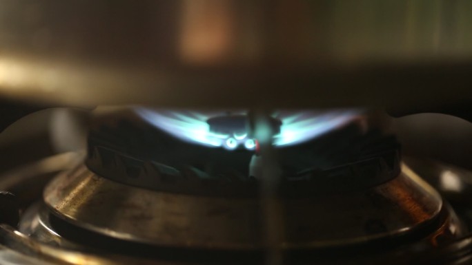 煤气炉上点火热锅凉油 (1)