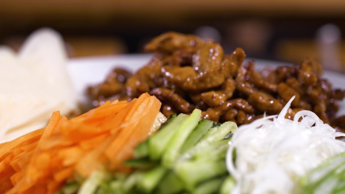 肉丝京酱中餐料理卷饼特色美食特写