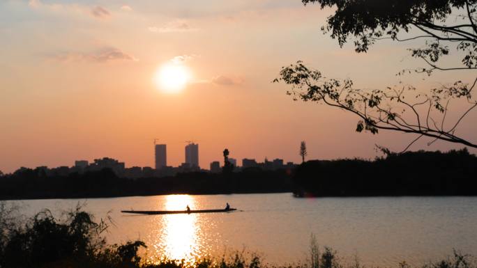 城市湖边日出赛龙舟湿地公园城市倒影天空