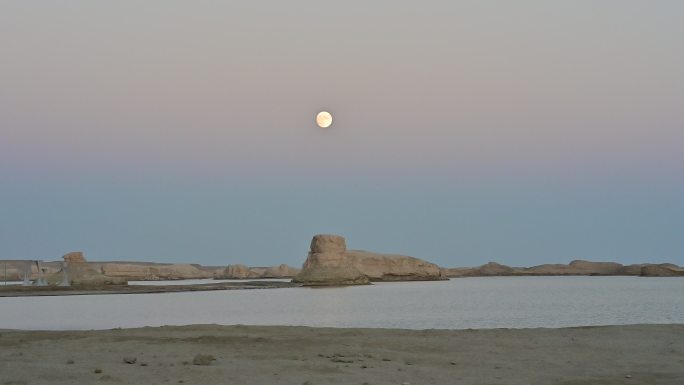 4K月亮晚霞水上雅丹静谧青海湖雅丹地貌