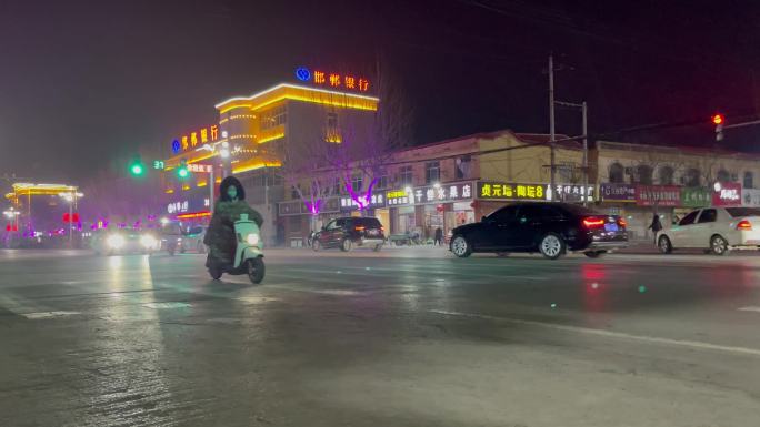 清冷的街道孤独的行人邱县小城夜景实拍