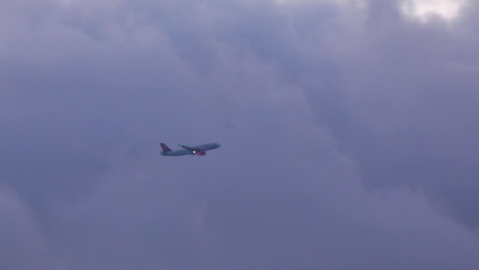 飞机飞行航班飞过天空云海