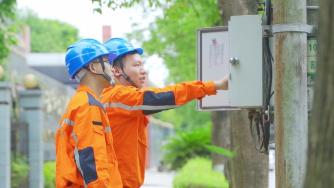 电网电力工人团队专研、变电器线路检查