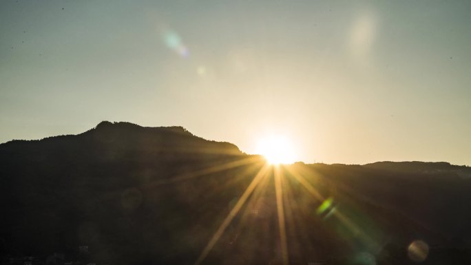 大山里日落夕阳光斑延时素材