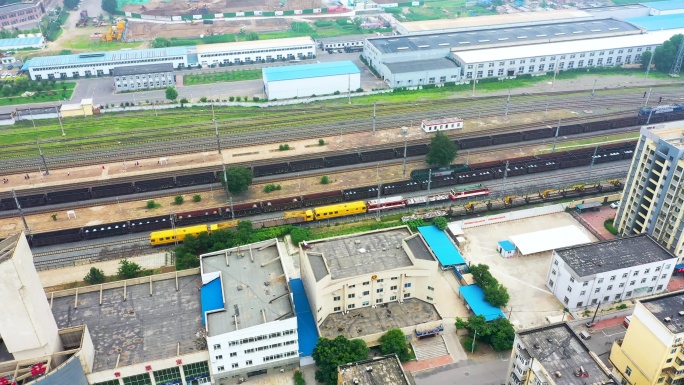 中国辽宁沈阳苏家屯火车站中的黄色火车航拍