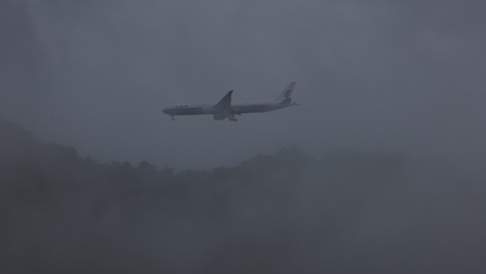 云雾中的民航飞机