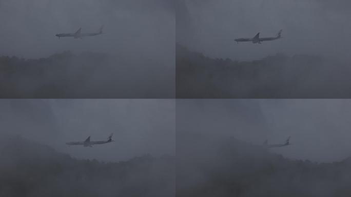 云雾中的民航飞机