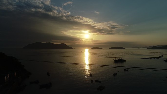 日落黄昏海边渔船大海蚝排航拍高清