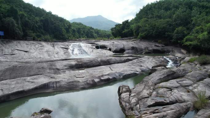 爱心潭位于海南白沙黎族自治县金波乡