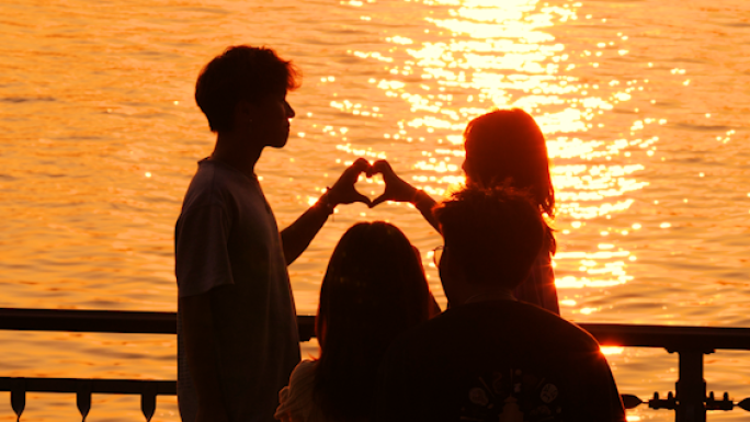 夕阳剪影美好生活情侣甜蜜约会