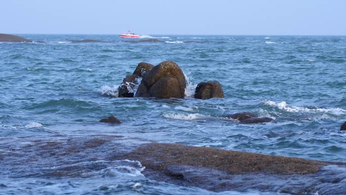 海水冲击礁石