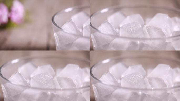 玻璃碗装一碗冰块 (2)