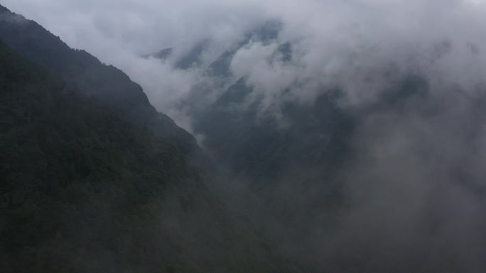 云雾缭绕大山