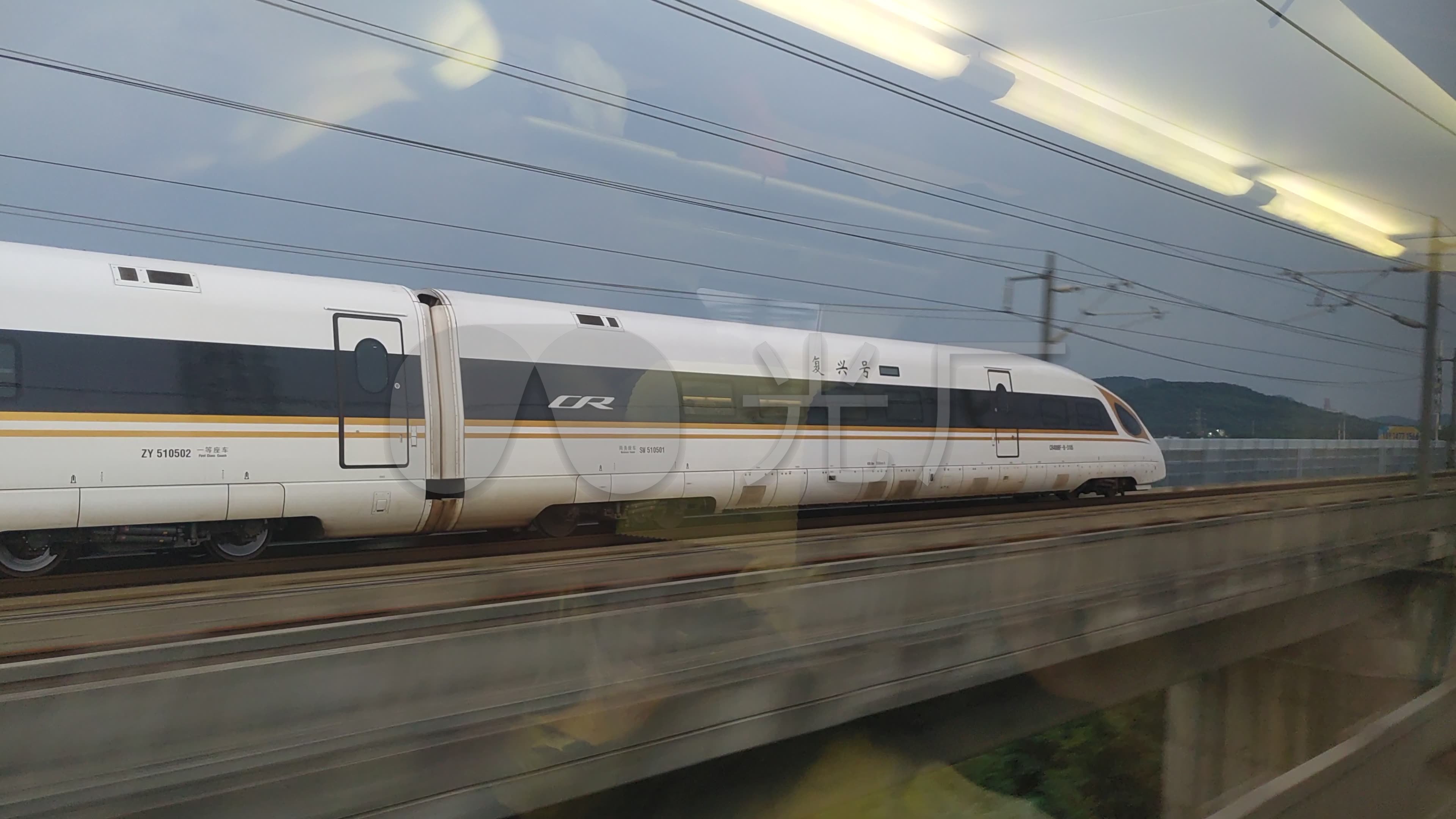 跟拍和谐号动车高速行驶的高铁错车_3840x2160_高清视频素材下载(编号