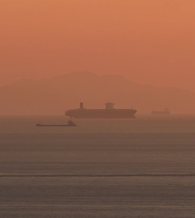 竖屏夕阳海面游轮