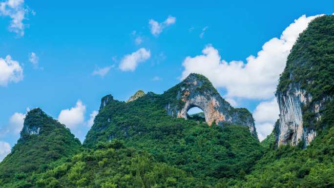 广西桂林山水阳朔月亮山