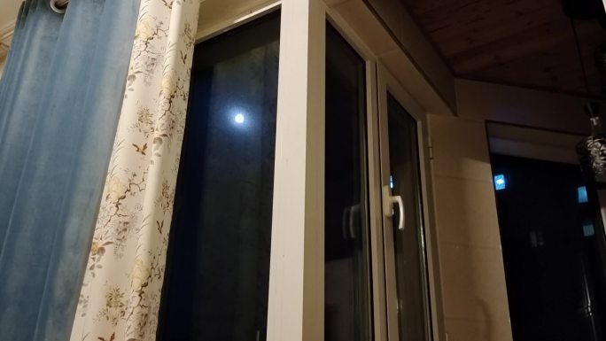窗外的月亮