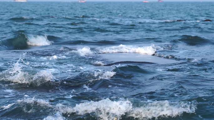 海浪冲击礁石