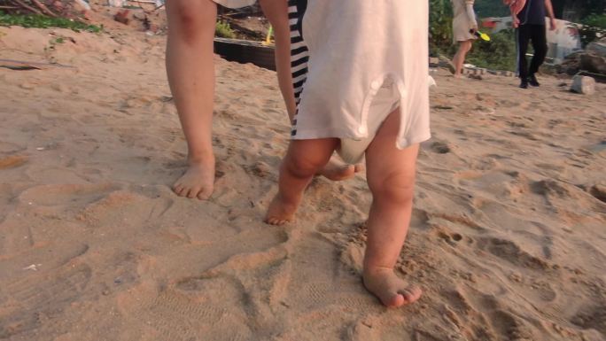 沙滩教一周岁小孩子走路慢动作升格