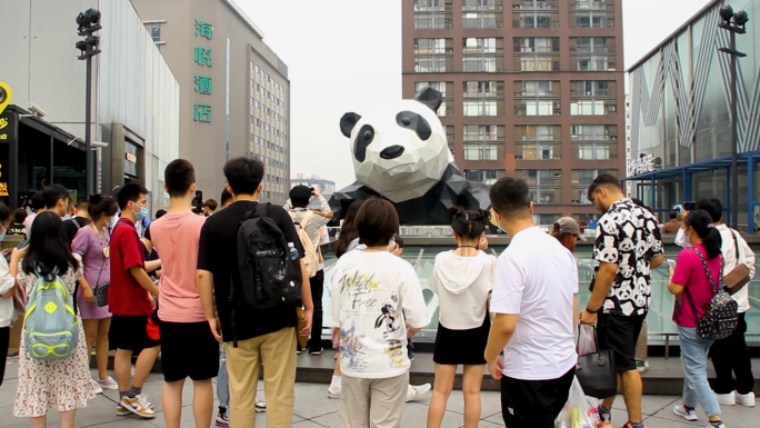 实拍旅拍成都IFS国际金融中心爬楼熊猫