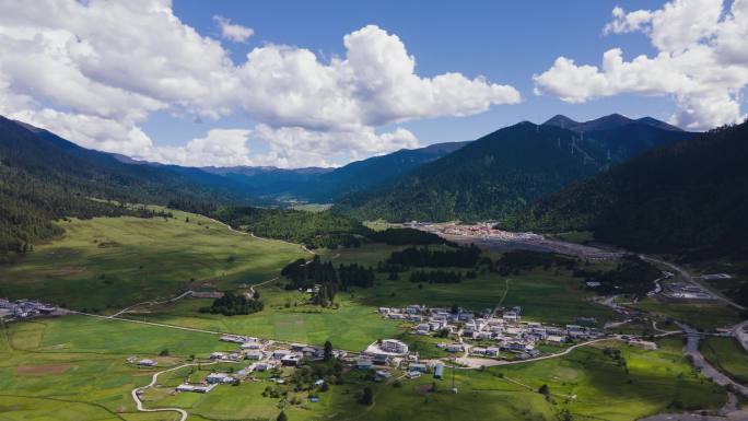 西藏鲁朗小镇移动延时航拍素材