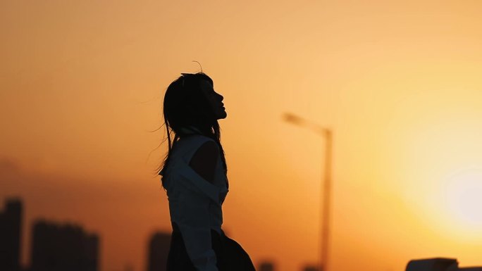 夕阳少女剪影