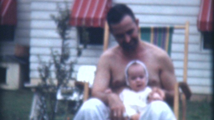 1941年，婴儿坐在父亲的腿上