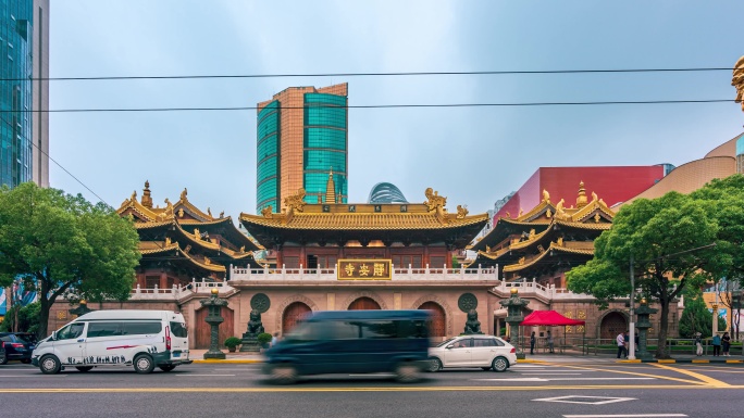 上海静安寺正门城市中的寺庙延时摄影