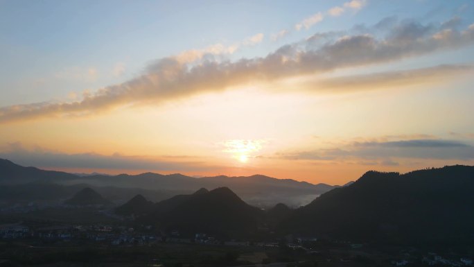 贵州万峰林清晨日出山村