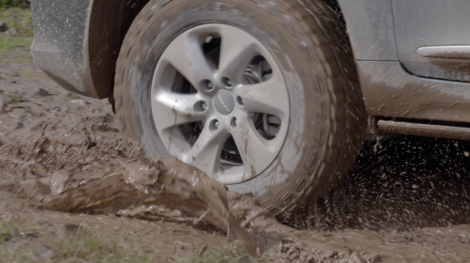 汽车过泥泞路段轮胎特写