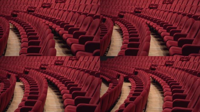 剧院里有很多红色的椅子