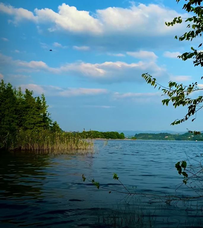 蓝天白云的自然湖泊
