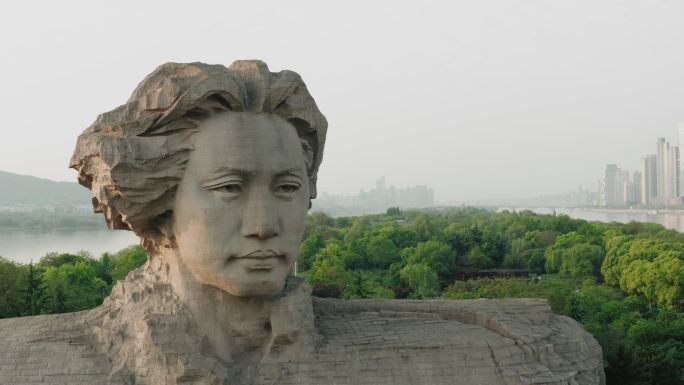 橘子洲头青年毛泽东雕像近景航拍