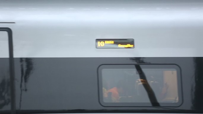 高铁开车启动出站车窗旅客特写