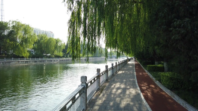 护城河边柳树，红色跑道，白栏杆