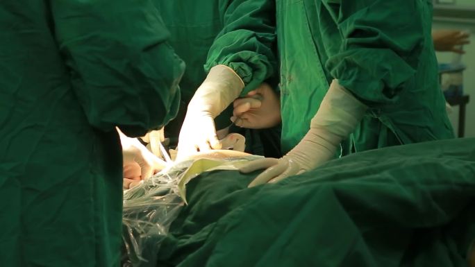 剖腹产手术全过程医院医生手术室婴儿出生