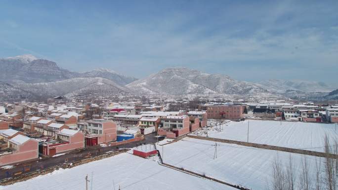 太行山大峡谷雪景航拍村庄推进雪山