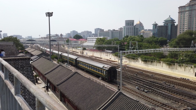 北京明城墙与火车站现代建筑的时代感对比