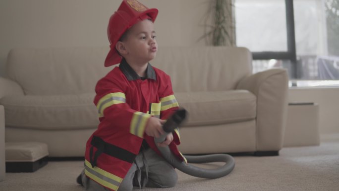 假装是消防员的小男孩