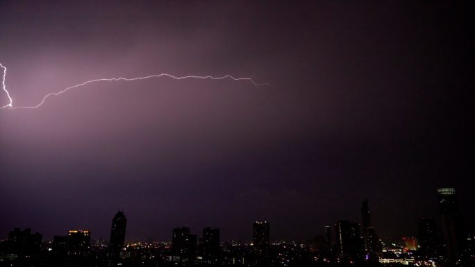 泰国曼谷城市夜间雷暴云闪电