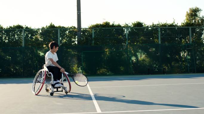 青少年网球选手发球