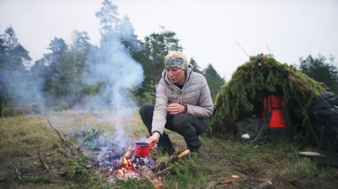 野外生存专家在大自然中用火做饭