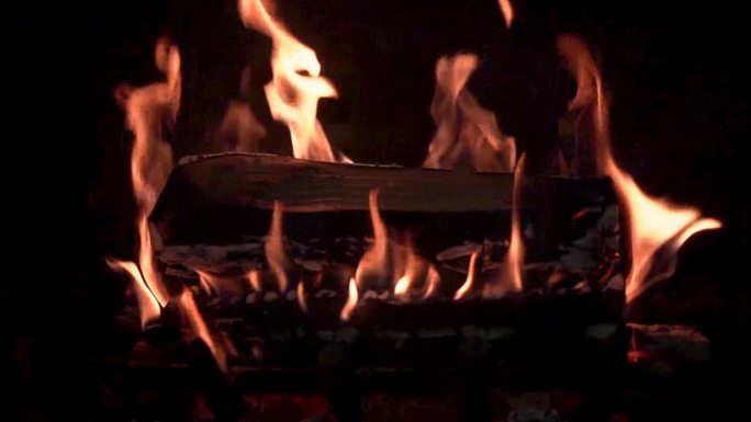 木柴正在燃烧的壁炉