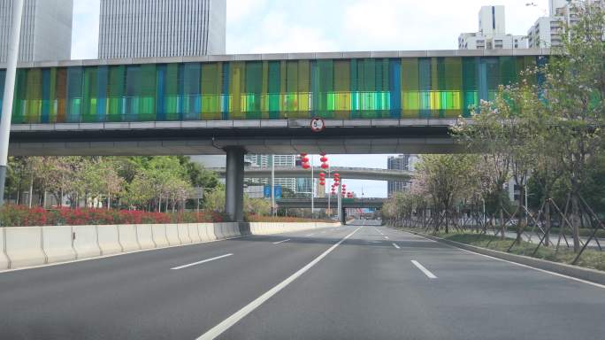 春节期间，空无一人的道路上开车