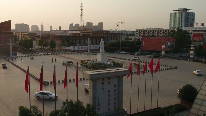 南街村城市空境毛主席雕像航拍红色
